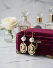 Φόρτωσε την φωτογραφία στο Gallery viewer, Σκουλαρίκια ατσάλινα καμέο (Cameo) καφέ με γυάλινη πέρλα, 18mm x 13mm σε κίτρινο χρυσό, 2910255