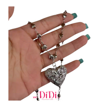 Φόρτωσε την φωτογραφία στο Gallery viewer, Κολιέ ατσάλινο μενταγιόν, καρδιά ασημί με ανάγλυφο τριαντάφυλλο, σε αλυσίδα με καρδιές, 21112529H