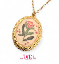 Φόρτωσε την φωτογραφία στο Gallery viewer, Κολιέ ατσάλινο με ζωγραφιά σμάλτου, σε κίτρινο χρυσό, 0303266