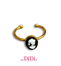 Φόρτωσε την φωτογραφία στο Gallery viewer, Δαχτυλίδι ατσάλινο καμέο micro 6mm x 8mm, μαύρο με λευκό γυναικείο πρόσωπο, κίτρινο χρυσό, 0611255