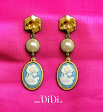 Φόρτωσε την φωτογραφία στο Gallery viewer, Σκουλαρίκια ατσάλινα καμέο (Cameo) γαλάζιο με γυάλινη πέρλα, 18mm x 13mm, σε κίτρινο χρυσό, 2910254