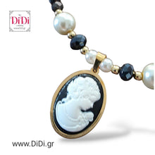 Φόρτωσε την φωτογραφία στο Gallery viewer, Κολιέ ατσάλινο με γυάλινες πέρλες &amp; κρύσταλλα, στοιχείο ατσάλινο με μαύρο καμέο 1,8cm x 2,5cm, σε κίτρινο χρυσό, 1410252