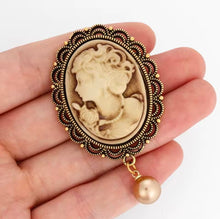Φόρτωσε την φωτογραφία στο Gallery viewer, Καρφίτσα Καμέο (Cameo) ρετρό, με πέρλα σε καφέ αποχρώσεις, χρυσό αντικέ, 30102516