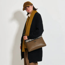 Φόρτωσε την φωτογραφία στο Gallery viewer, Τσάντα ώμου και χιαστί με ζεβρέ λεπτομέρεια, μαύρη, 24263