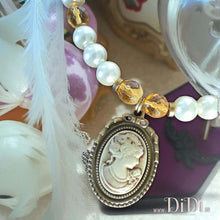 Φόρτωσε την φωτογραφία στο Gallery viewer, Κολιέ ατσάλινο με γυάλινες πέρλες, στοιχείο zinc, μπεζ καμέο 1,8cm x 2,5cm, σε αντικέ χρυσό, 1410251