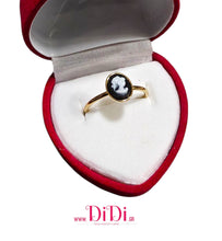 Φόρτωσε την φωτογραφία στο Gallery viewer, Δαχτυλίδι ατσάλινο καμέο micro 6mm x 8mm, μαύρο με λευκό γυναικείο πρόσωπο, κίτρινο χρυσό, 0611255