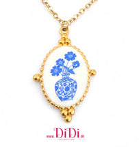 Φόρτωσε την φωτογραφία στο Gallery viewer, Κολιέ ατσάλινο με λευκό σμάλτο και μπλε σχέδιο, σε κίτρινο χρυσό, 0303261