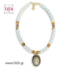 Φόρτωσε την φωτογραφία στο Gallery viewer, Κολιέ ατσάλινο με γυάλινες πέρλες, στοιχείο zinc, μπεζ καμέο 1,8cm x 2,5cm, σε αντικέ χρυσό, 1410251