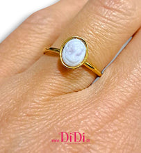 Φόρτωσε την φωτογραφία στο Gallery viewer, Δαχτυλίδι ατσάλινο καμέο micro 6mm x 8mm, μαύρο με λευκό γυναικείο πρόσωπο, κίτρινο χρυσό, 0611255