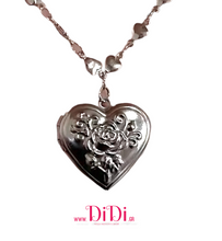 Φόρτωσε την φωτογραφία στο Gallery viewer, Κολιέ ατσάλινο μενταγιόν, καρδιά ασημί με ανάγλυφο τριαντάφυλλο, σε αλυσίδα με καρδιές, 21112529H
