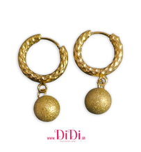 Φόρτωσε την φωτογραφία στο Gallery viewer, Σκουλαρίκια ατσάλινα κρίκοι με σφυρίλατη πέρλα, κίτρινο χρυσό, 1211251