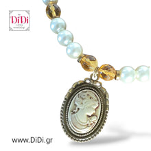 Φόρτωσε την φωτογραφία στο Gallery viewer, Κολιέ ατσάλινο με γυάλινες πέρλες, στοιχείο zinc, μπεζ καμέο 1,8cm x 2,5cm, σε αντικέ χρυσό, 1410251