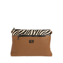 Φόρτωσε την φωτογραφία στο Gallery viewer, Τσάντα ώμου και χιαστί με ζεβρέ λεπτομέρεια, κάμελ, 24263