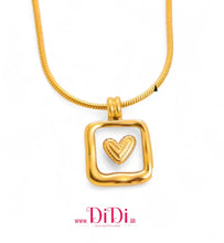 Φόρτωσε την φωτογραφία στο Gallery viewer, Ατσάλινο κολιέ 316L καρδιά σε τετράγωνο πλαίσιο με φίλντισι, σε κίτρινο χρυσό, 1302255