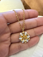 Φόρτωσε την φωτογραφία στο Gallery viewer, Κολιέ λουλούδι ατσάλινο με λευκό σμάλτο, σε κίτρινο χρυσό, 0802269