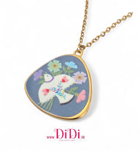 Φόρτωσε την φωτογραφία στο Gallery viewer, Κολιέ ατσάλινο με ζωγραφιά σμάλτου, σε κίτρινο χρυσό, 0303267