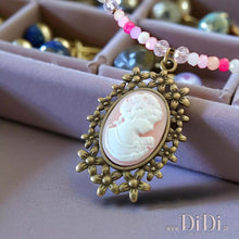 Φόρτωσε την φωτογραφία στο Gallery viewer, Κολιέ ατσάλινο με γυάλινες πέρλες, στοιχείο zinc, ροζ καμέο 1,8cm x 2,5cm, σε αντικέ χρυσό, 1610256
