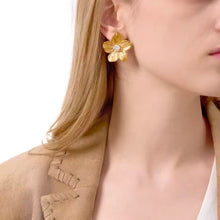 Φόρτωσε την φωτογραφία στο Gallery viewer, Σκουλαρίκια ατσάλινα καρφάκι λουλούδι με στας, σε κίτρινο χρυσό, 21112512