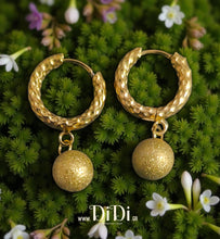 Φόρτωσε την φωτογραφία στο Gallery viewer, Σκουλαρίκια ατσάλινα κρίκοι με σφυρίλατη πέρλα, κίτρινο χρυσό, 1211251