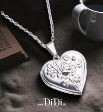 Φόρτωσε την φωτογραφία στο Gallery viewer, Ατσάλινο κολιέ μενταγιόν, καρδιά ασημί με ανάγλυφο τριαντάφυλλο, 21112529