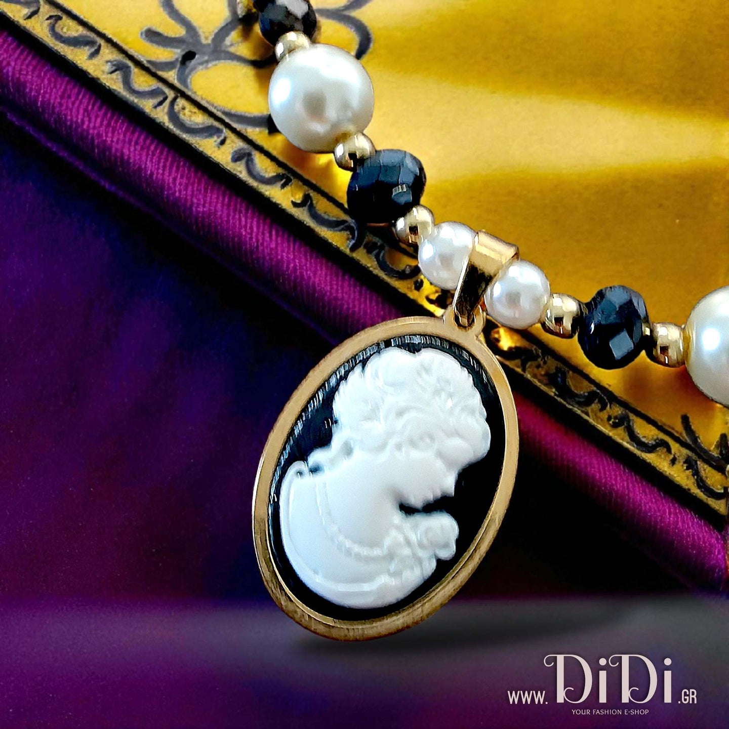 Κολιέ ατσάλινο με γυάλινες πέρλες & κρύσταλλα, στοιχείο ατσάλινο με μαύρο καμέο 1,8cm x 2,5cm, σε κίτρινο χρυσό, 1410252