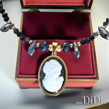 Φόρτωσε την φωτογραφία στο Gallery viewer, Κολιέ ατσάλινο με γυάλινες πέρλες &amp; κρύσταλλα, στοιχείο ατσάλινο με μαύρο καμέο 1,8cm x 2,5cm, σε κίτρινο χρυσό, 1910254