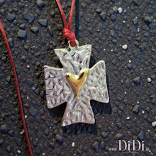 Φόρτωσε την φωτογραφία στο Gallery viewer, Κολιέ σταυρός ατσάλινος με σχέδιο, σε ασημί - κίτρινο χρυσό, 0802265