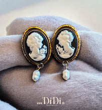 Φόρτωσε την φωτογραφία στο Gallery viewer, Σκουλαρίκια ατσάλινα καρφάκι, καμέο μαύρο με κρεμαστό μαργαριτάρι, σε κίτρινο χρυσό, 0310261G