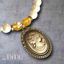 Φόρτωσε την φωτογραφία στο Gallery viewer, Κολιέ ατσάλινο με γυάλινες πέρλες, στοιχείο zinc, μπεζ καμέο 1,8cm x 2,5cm, σε αντικέ χρυσό, 1410251