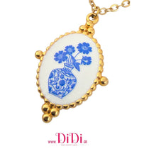 Φόρτωσε την φωτογραφία στο Gallery viewer, Κολιέ ατσάλινο με λευκό σμάλτο και μπλε σχέδιο, σε κίτρινο χρυσό, 0303261