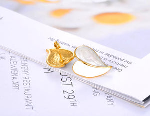 Σκουλαρίκια ατσάλινα, σχέδιο καρδιά με λευκό σμάλτο, σε κίτρινο χρυσό