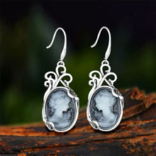 Φόρτωσε την φωτογραφία στο Gallery viewer, Σκουλαρίκια κρεμαστά καμέο γκρι με κοπέλα, Νο2