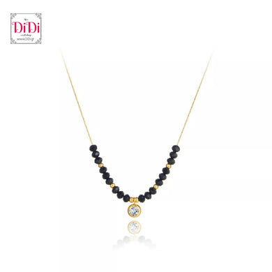 Ατσάλινο κολιέ με κρύσταλλα μαύρα περασμένα σε αλυσίδα και κρεμαστό στοιχείο με άσπρη πέτρα, σε κίτρινο χρυσό