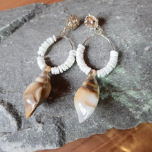 Φόρτωσε την φωτογραφία στο Gallery viewer, Σκουλαρίκια κοχύλια με λευκό χαντράκι