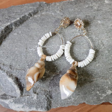 Φόρτωσε την φωτογραφία στο Gallery viewer, Σκουλαρίκια κοχύλια με λευκό χαντράκι