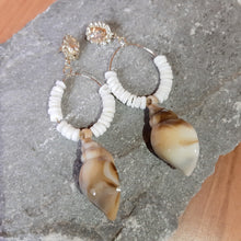 Φόρτωσε την φωτογραφία στο Gallery viewer, Σκουλαρίκια κοχύλια με λευκό χαντράκι