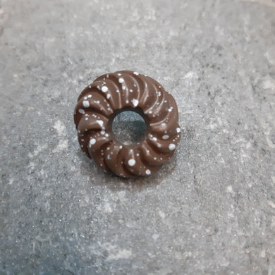 Σκουλαρίκι μονό μινιατούρα ντόνατς καφέ με λευκό πουά