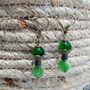Σκουλαρίκια boho σε μπρονζέ απόχρωση με γυάλινες πράσινες χάντρες και μεταλλικές λεπτομέρειες