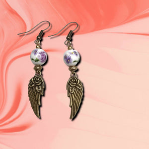 Σκουλαρίκια κρεμαστά, Angel Wing με κεραμικές χάντρες με μοβ λουλούδια, σε αντικέ χρυσό