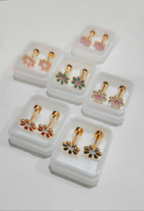 Σκουλαρίκια ατσάλινα μαργαρίτες ροζ με βιδωτό κούμπωμα, 6mm σε κίτρινο χρυσό