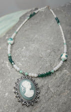 Φόρτωσε την φωτογραφία στο Gallery viewer, Κολιέ κοντό με λευκή γυάλινη κοντερία, κεραμικές χάντρες και κρύσταλλα, με στοιχείο καμέο με mint φόντο και λευκή κοπέλα