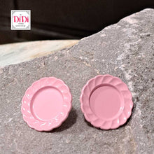 Φόρτωσε την φωτογραφία στο Gallery viewer, Σκουλαρίκια μινιατούρα σερβίτσιο ροζ πιατάκια Φ2,2cm