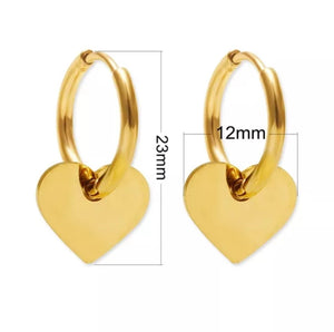 Σκουλαρίκια ατσάλινα, κρίκοι 1.8cm, με κρεμαστή καρδιά, σε κίτρινο χρυσό
