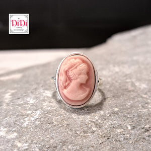 Δαχτυλίδι καμέο, σκούρο ροζ φόντο - ροζ γυναικεία φιγούρα, ασημί νο7