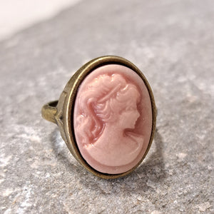 Δαχτυλίδι καμέο, σκούρο ροζ φόντο - ροζ γυναικεία φιγούρα, χρυσό αντικέ νο8
