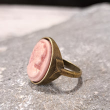 Φόρτωσε την φωτογραφία στο Gallery viewer, Δαχτυλίδι καμέο, σκούρο ροζ φόντο - ροζ γυναικεία φιγούρα, χρυσό αντικέ νο8