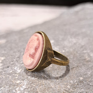 Δαχτυλίδι καμέο, σκούρο ροζ φόντο - ροζ γυναικεία φιγούρα, χρυσό αντικέ νο8