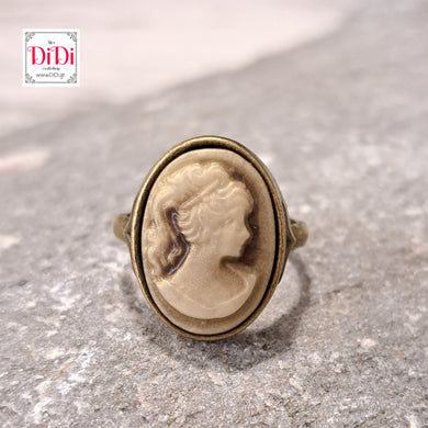 Δαχτυλίδι καμέο, λαδί φόντο - μπεζ γυναικεία φιγούρα, ασημί νο11