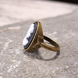 Δαχτυλίδι καμέο, μαύρο φόντο - λευκή γυναικεία φιγούρα, χρυσό αντικέ νο6
