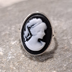 Δαχτυλίδι καμέο, μαύρο φόντο - λευκή γυναικεία φιγούρα, ασημί νο5